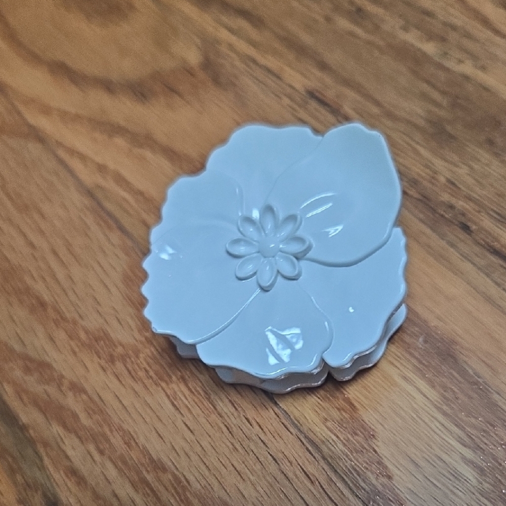 Larroude White Hair Accessory Floral Design